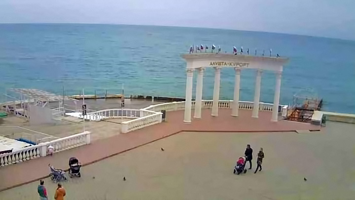 Ротонда на набережной в Алуште